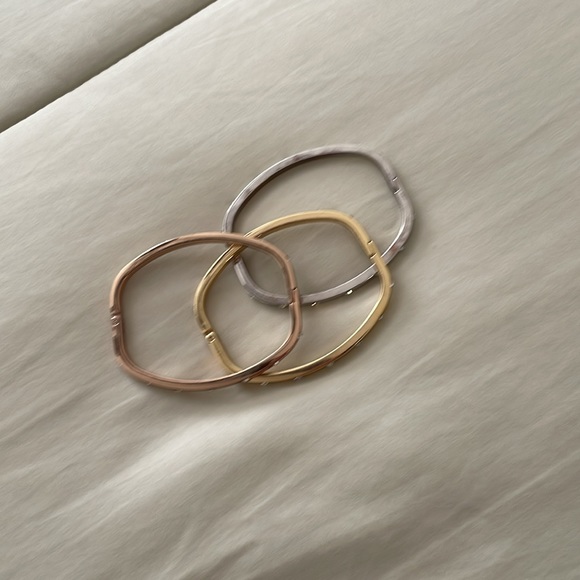 Tri color bangle bracelets. Set of three. Hidden catch clasp. Cartier STYLE. - Picture 5 of 7